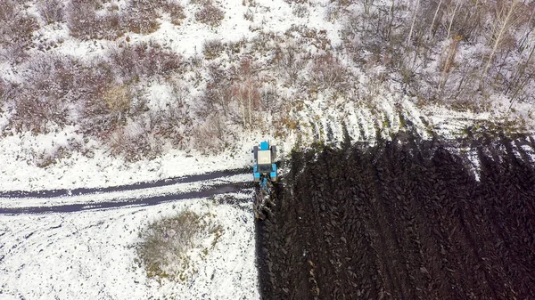 Tracteur Bleu Laboure Champ Couvert Neige Derrière Tracteur Trouve Terre — Photo