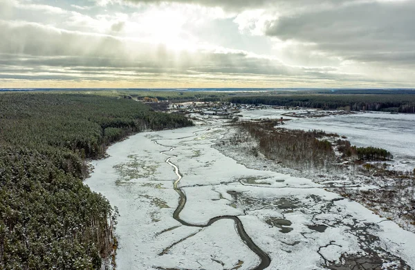 Заснеженные Болота Маленькая Река Вид Воздуха Солнце Облака — стоковое фото