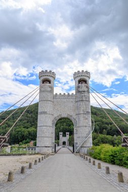 Fransa. Bıldırcın köprüsü. Charles Albert Köprüsü, genellikle Pont de la Caille olarak adlandırılır, geleneksel çelik kablolu asma köprüsü.