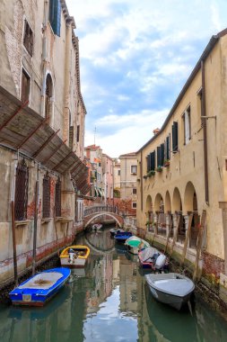 Venedik, İtalya. Kanal Rio della Maddalena 'da demirlemiş tekneler