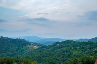 İtalya, dağlarda gün batımı ormanla kaplı.