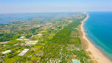 Venedik, İtalya. Punta Sabbioni plajları. Cavallino-Treporti. Açık güneşli hava, Hava Görünümü  