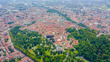 Graz, Avusturya. Tarihi şehir merkezi hava manzarası. Schlossberg Dağı (Castle Hill), Havadan Görünüm  