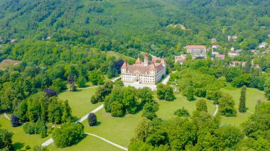 Graz, Avusturya. Eggenberg Sarayı (Schloss Eggenberg) - Styria 'nın en büyük aristokratik konutu Dünya Mirası olarak listelenmiştir. İnşaat 1646 'da tamamlandı, Aerial View  