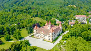 Graz, Avusturya. Eggenberg Sarayı (Schloss Eggenberg) - Styria 'nın en büyük aristokratik konutu Dünya Mirası olarak listelenmiştir. İnşaat 1646 'da tamamlandı, Aerial View  