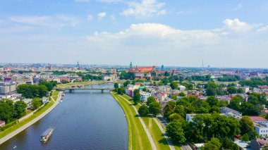 Krakow, Polonya. Wawel Kalesi. Vistula Nehri 'ndeki gemiler. Tarihi merkezin görüntüsü, Havadan Görünüm  