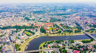 Krakow, Polonya. Wawel Kalesi. Vistula Nehri 'ndeki gemiler. Tarihi merkezin görüntüsü, Havadan Görünüm  