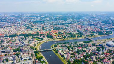 Krakow, Polonya. Wawel Kalesi. Vistula Nehri 'ndeki gemiler. Tarihi merkezin görüntüsü, Havadan Görünüm  