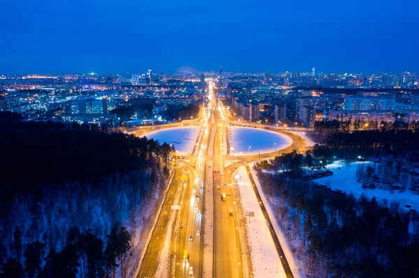 Ekaterinburg Rusya Fenerlerle Aydınlatılmış Kavşaklarla Çevrili Bir Kavşak Gece Şehir — Stok fotoğraf