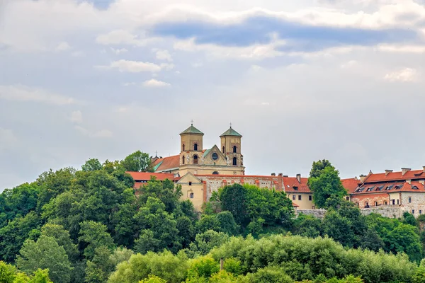 波兰克拉科夫 本笃会修道院位于克拉科夫西南部的泰涅茨地区 修道院坐落在维斯瓦河岸边的石灰岩上 — 图库照片