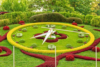 Cenevre, İsviçre - 13 Temmuz 2019: Açı Bahçesindeki Çiçekli Saat