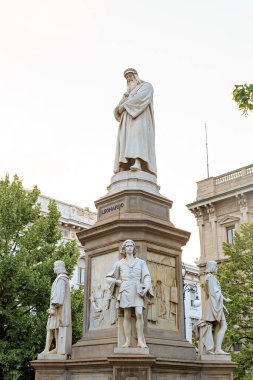 Milan, İtalya - 7 Temmuz 2019: Della Scala Meydanı 'nda Leonardo da Vinci Heykeli