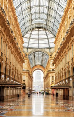 Milan, İtalya - 7 Temmuz 2019: Victor Emanuel Galerisi