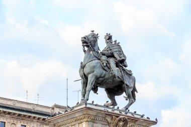 Milan, İtalya - 7 Temmuz 2019: Binicilik heykeli di Vittorio Emanuele II a cavallo II