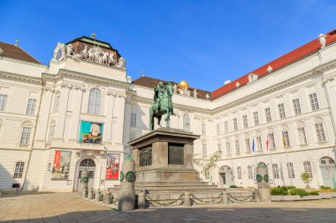 Viyana, Avusturya - 20 Temmuz 2019: Avusturya Ulusal Kütüphanesi. Hofburg - Barok Sarayı. Josefsplatz Meydanı 'nda İmparator II. Joseph' in Heykeli ve Anıtı