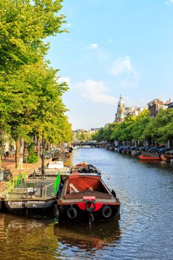Amsterdam, Hollanda - 30 Haziran 2019 Kanal (sokak) Keizersgracht. Köprü. Tarihi şehir merkezi.
