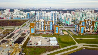 Ekaterinburg, Rusya - 11 Ekim 2019: Konut binaları olan yeni cadde. Yeni İnşaat Alanı - Akademicheskiy (Akademik), Hava Görünümü  