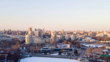 Yekaterinburg, Rusya - 23 Mart 2020: Sinema ve Konser Kompleksi yakınlarındaki şehir göletinin dolumu - Kozmos. Baharın başında. Gün batımı, Hava Görünümü