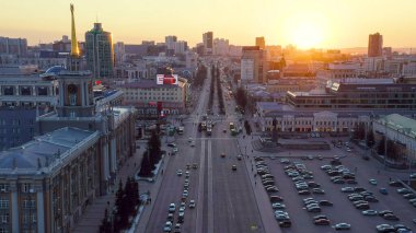 Yekaterinburg, Rusya - 23 Mart 2020: Şehir merkezi arka planda. Şehir yönetimi (City Hall), Central Square. Baharın başında. Gün batımı, Hava Görünümü