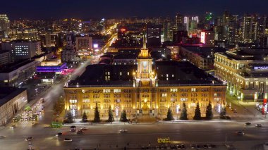 Yekaterinburg, Rusya - 23 Mart 2020: Şehir yönetimi (Belediye Binası). Merkez Meydanı. İlkbaharın başlarında gece şehri, Hava Manzarası