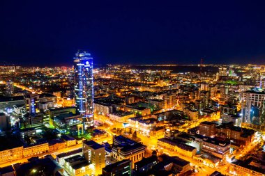 Yekaterinburg, Rusya - 23 Mart 2020: Şehir Merkezi. İş merkezi Vysotsky. Gökdelen. Baharın başında gece şehri. Hava görünümü