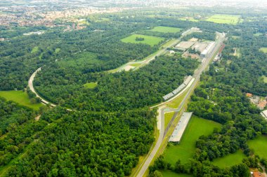 Monza, İtalya - 6 Temmuz 2019: Autodromo Nazionale Monza İtalya 'nın Monza kenti yakınlarında, Milano' nun kuzeyinde bir yarış pisti. Formula 1 Grand Prix 'nin yeri. Havadan.