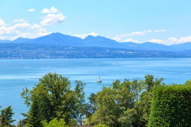 Lozan, İsviçre. Cenevre Gölü 'nde giden bir gemi. Fransız sahili manzarası
