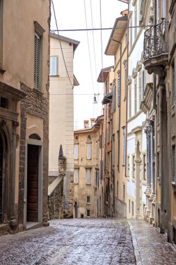 Bergamo, İtalya. Gaetano Donizetti Caddesi üzerinden. Şehrin tarihsel kısmı. Yukarı şehir. Yağmurlu hava