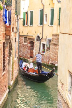 Venedik, İtalya. Gondol, Rio di S. Provoio kanalında turistlerle birlikte.