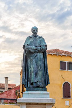 Venedik, İtalya. Santa Fosca a Venecia 'daki Fra Paolo Sarpi Anıtı, heykeltıraş Emilio Marsili' nin eseri.)