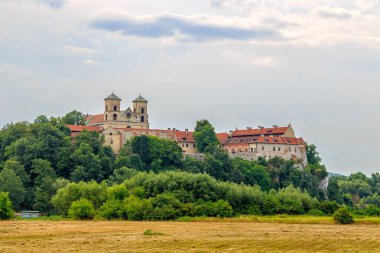 Krakow, Polonya. Benedictine Abbey, Tynets bölgesinde Krakow 'un güneybatısında yer alıyor. Manastır, Vistula Nehri 'nin kıyısındaki bir kireçtaşı kayanın üzerinde yer almaktadır..