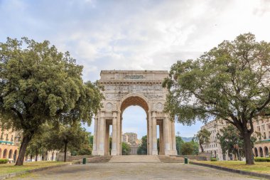 İtalya, Ceneviz. Zafer Kemeri. GENOA 'ya mesaj. SEÇE CİEO 'NUN SEA' DA YERLİKLERİN İÇİN ÇEKİMİNDE ÇALIŞIŞIYOR. SVPERBA İZLENDİR. MCMXV-MCMXVIII