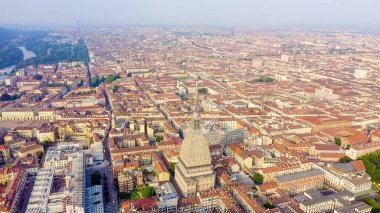 Torino, İtalya. Şehrin üzerinde uçuş. Köstebek Antonelliana. 121 metre yüksekliğinde kubbesi ve kulesi olan 19. yüzyıldan kalma bir bina.  
