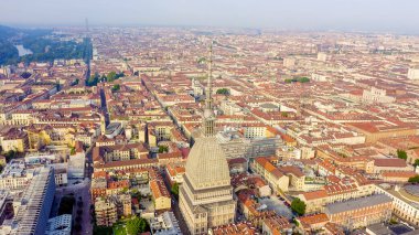 Torino, İtalya. Şehrin üzerinde uçuş. Köstebek Antonelliana. 121 metre yüksekliğinde kubbesi ve kulesi olan 19. yüzyıldan kalma bir bina.  