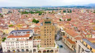Brescia, İtalya. Zafer Meydanı 'ndaki bina. Metin İngilizce 'ye çevrildi - posta ve telgraf, Hava Görünümü  