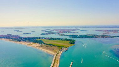 Venedik, İtalya. Venedik 'in genel manzarası ve adaları. Venedik gölü. Açık güneşli hava, Hava Görünümü  