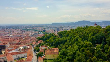 Graz, Avusturya. Tarihi şehir merkezi hava manzarası. Schlossberg Dağı (Castle Hill), Havadan Görünüm  