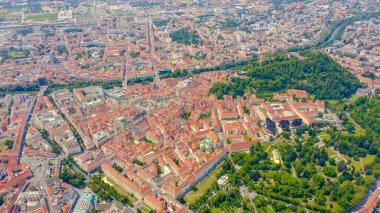 Graz, Avusturya. Tarihi şehir merkezi hava manzarası. Schlossberg Dağı (Castle Hill), Havadan Görünüm  
