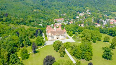 Graz, Avusturya. Eggenberg Sarayı (Schloss Eggenberg) - Styria 'nın en büyük aristokratik konutu Dünya Mirası olarak listelenmiştir. İnşaat 1646 'da tamamlandı, Aerial View  