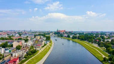 Krakow, Polonya. Şehrin üzerinde uçuş. Vistula Nehri 'ndeki gemiler. Tarihi merkezin görüntüsü, Havadan Görünüm  