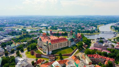 Krakow, Polonya. Wawel Kalesi. Vistula Nehri 'ndeki gemiler. Tarihi merkezin görüntüsü, Havadan Görünüm  
