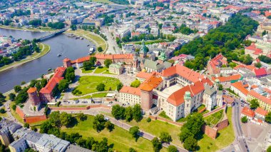 Krakow, Polonya. Wawel Kalesi. Vistula Nehri 'ndeki gemiler. Tarihi merkezin görüntüsü, Havadan Görünüm  