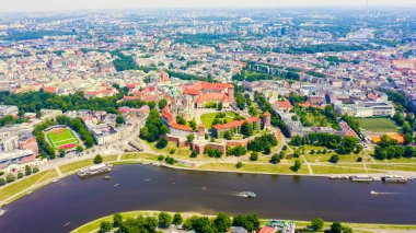 Krakow, Polonya. Wawel Kalesi. Vistula Nehri 'ndeki gemiler. Tarihi merkezin görüntüsü, Havadan Görünüm  