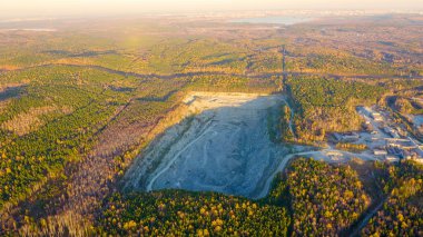 Ormanda taş ocağı. Günbatımında karışık ormanın üzerinde uçmak. Yekaterinburg çevresi. Ural, Rusya, Hava Görüntüsü  