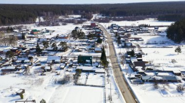 Kışın uçmak. Karların altında eski evleri olan bir köy. Rusya, Hava Görüntüsü  