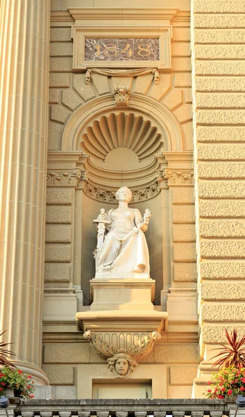 Bern Switzerland July 2019 Sculpture Woman Facade Bundeshaus Federal Palace — Stock Photo, Image