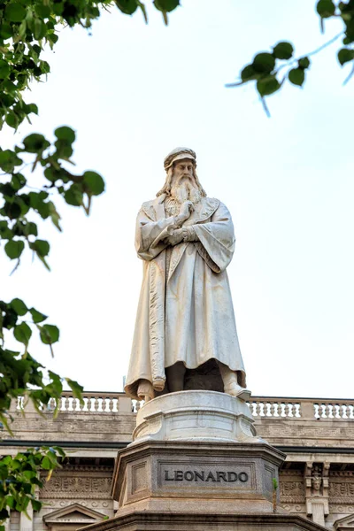 Milán Italia Julio 2019 Estatua Leonardo Vinci Plaza Della Scala — Foto de Stock