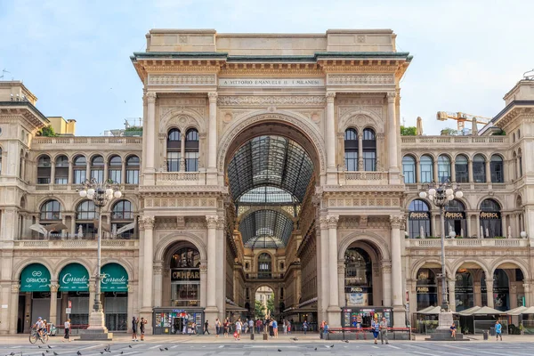 Milan, İtalya - 7 Temmuz 2019: Victor Emanuel 'in Katedral Meydanı' ndan girişi (Piazza del Duomo Meydanı)