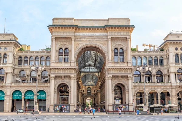 Milan, İtalya - 7 Temmuz 2019: Victor Emanuel 'in Katedral Meydanı' ndan girişi (Piazza del Duomo Meydanı)