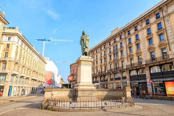 Mediolan Włochy Lipca 2019 Pomnik Włoskiego Poety Giuseppe Parini Piazza — Zdjęcie stockowe